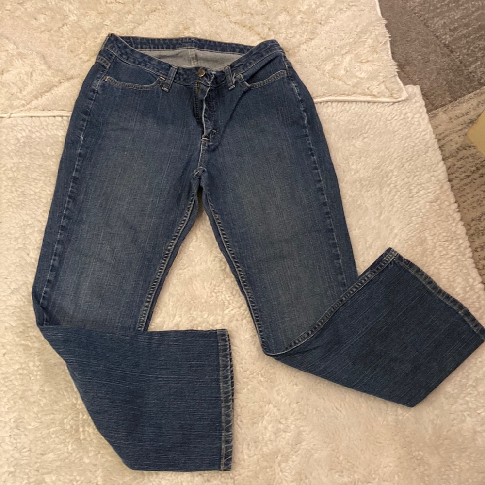 Wrangler women’s jeans in size 10 petite. These are in great condition.